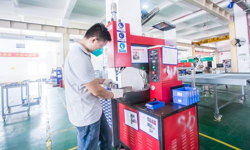 Padroneggiare la fabbricazione della lamiera: tecniche, applicazioni e vantaggi