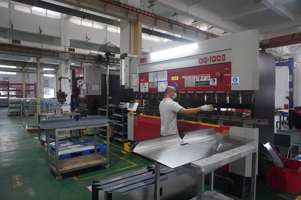 Sheet metal bending workers change molds
